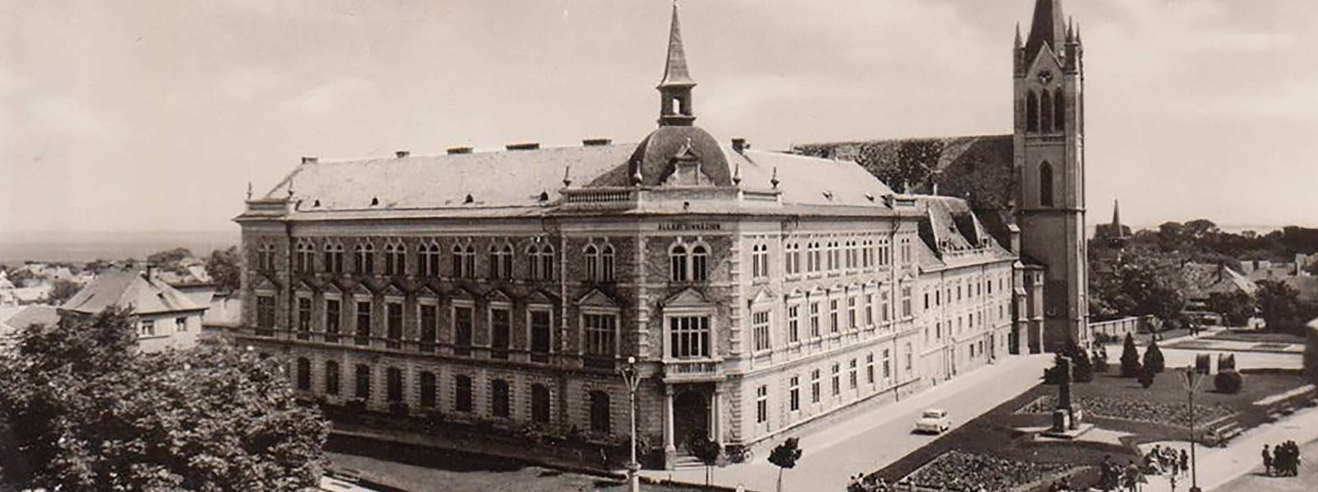 Az iskola főépülete (1965 k.)