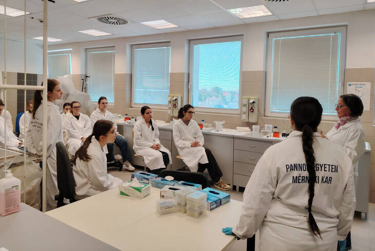 2025-12-11 Laborgyakorlat a Pannon Egyetem veszpr�mi kutat�laborat�rium�ban
