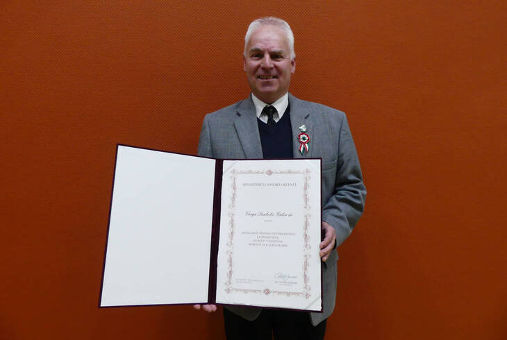 Miniszteri elismer�s Varga Sz. G�bor igazgat� r�sz�re